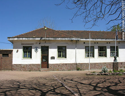 Escuela en Cno. La Redención y Cno. Azarola - Departamento de Montevideo - URUGUAY. Foto No. 22937