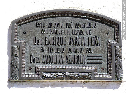 Placa en escuela sobre el Camino La Redención. Construcción realizada con el legado de Enrique García Peña en terreno donado por Carolina Azarola - Departamento de Montevideo - URUGUAY. Foto No. 22941
