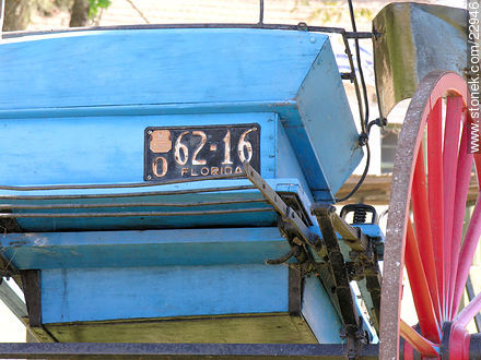 Carro antiguo con matrícula del departamento de Florida - Departamento de Montevideo - URUGUAY. Foto No. 22946