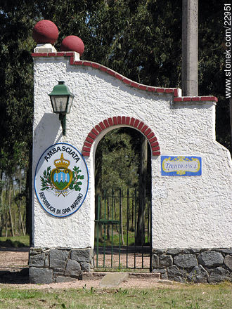 Embajada de San Marino en el Camino La Redención - Departamento de Montevideo - URUGUAY. Foto No. 22951