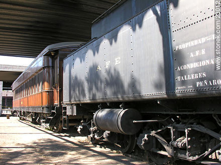 Tren acondicionado en los talleres de AFE Peñarol - Departamento de Montevideo - URUGUAY. Foto No. 23012