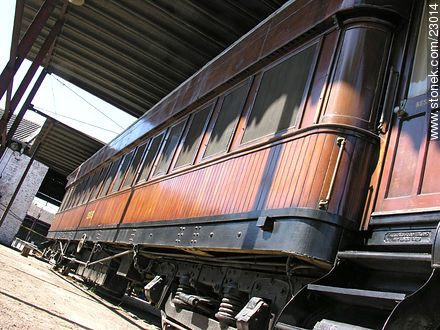 Tren acondicionado en los talleres de AFE Peñarol - Departamento de Montevideo - URUGUAY. Foto No. 23014