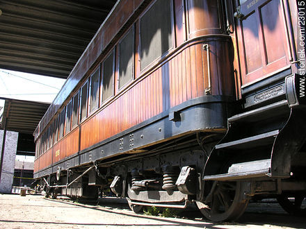 Antiguo vagón de tren - Departamento de Montevideo - URUGUAY. Foto No. 23015