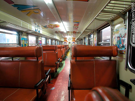 Interior de un antiguo vagón de pasajeros de AFE (2003, la foto) - Departamento de Montevideo - URUGUAY. Foto No. 2055