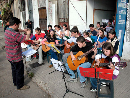 Young people in concert. - Department of Montevideo - URUGUAY. Photo #2034