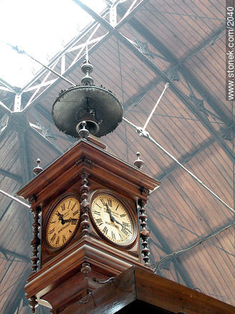 Reloj en el Mercado del Puerto - Departamento de Montevideo - URUGUAY. Foto No. 2040