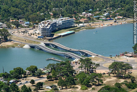 Puente ondulante Leonel Vierade La Barra sobre el arroyo Maldonado. Edificio Delamar - Punta del Este y balnearios cercanos - URUGUAY. Foto No. 20910