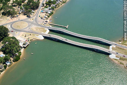 Puente ondulante de La Barra sobre el arroyo Maldonado - Punta del Este y balnearios cercanos - URUGUAY. Foto No. 20920