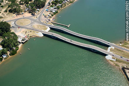 Puente ondulante de La Barra sobre el arroyo Maldonado - Punta del Este y balnearios cercanos - URUGUAY. Foto No. 20921