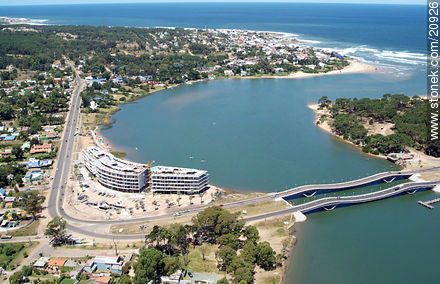 Puente ondulante de La Barra sobre el arroyo Maldonado. Ruta 10 - Punta del Este y balnearios cercanos - URUGUAY. Foto No. 20926