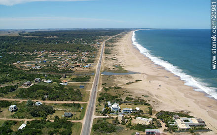 Ruta 10 a José Ignacio (en el horizonte) - Punta del Este y balnearios cercanos - URUGUAY. Foto No. 20981