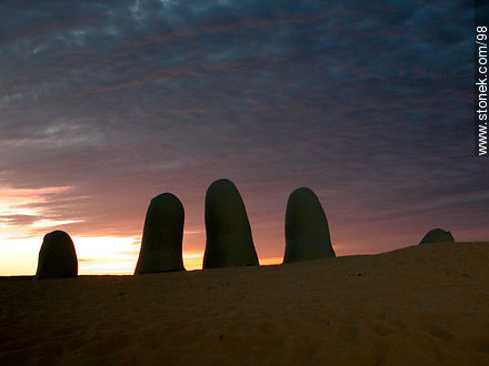 Fingers monument in Playa Brava. - Punta del Este and its near resorts - URUGUAY. Foto No. 98