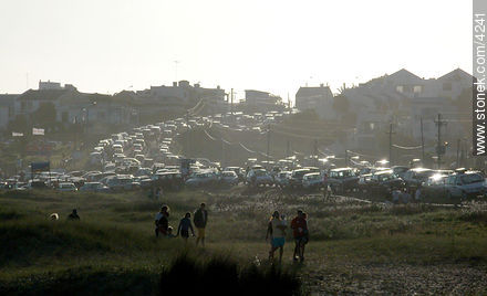 Migración de turistas al atardecer.  Montoya. Ruta 10. - Punta del Este y balnearios cercanos - URUGUAY. Foto No. 4241
