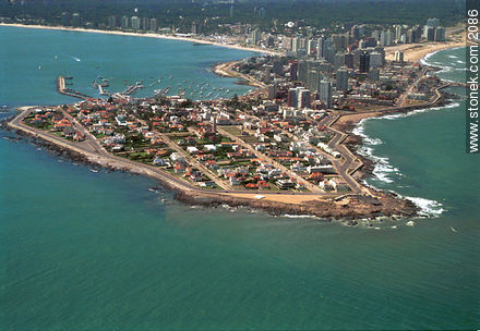 Río de la Plata a la izquierda. Océano Atlántico a la derecha. - Punta del Este y balnearios cercanos - URUGUAY. Foto No. 2086