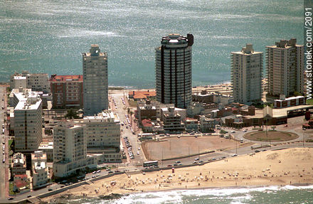 En primer plano playa El Emir. - Punta del Este y balnearios cercanos - URUGUAY. Foto No. 2091