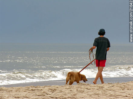 Turista con perro - Departamento de Maldonado - URUGUAY. Foto No. 21642