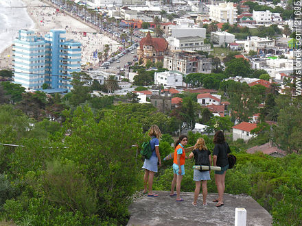 Jóvenes turistas admirando la vista - Departamento de Maldonado - URUGUAY. Foto No. 21695