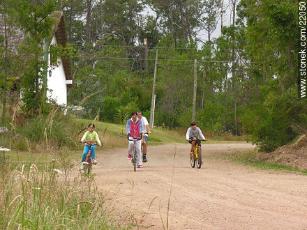 Familia de paseo por el balneario - Departamento de Maldonado - URUGUAY. Foto No. 22050