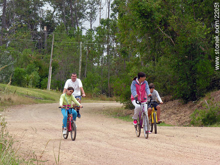Familia de paseo por el balneario - Departamento de Maldonado - URUGUAY. Foto No. 22051