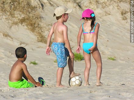 Fútbol infantil en la playa - Departamento de Maldonado - URUGUAY. Foto No. 22164