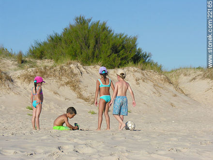 Fútbol infantil en la playa - Departamento de Maldonado - URUGUAY. Foto No. 22165