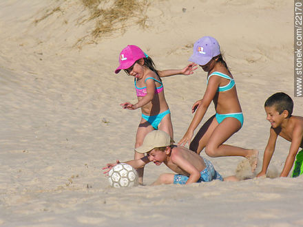 Fútbol infantil en la playa - Departamento de Maldonado - URUGUAY. Foto No. 22170