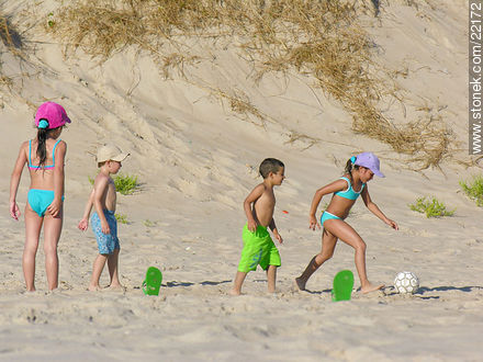 Fútbol infantil en la playa - Departamento de Maldonado - URUGUAY. Foto No. 22172