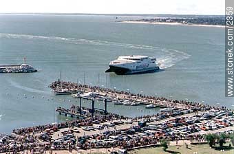 Primera llegada del Buquebus al renovado puerto(15 de enero de 1998) - Departamento de Maldonado - URUGUAY. Foto No. 2359