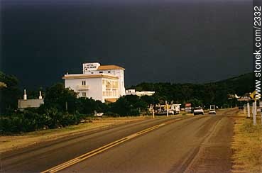 Acceso desde el oeste por Ruta 10. Hotel Playa Grande. - Departamento de Maldonado - URUGUAY. Foto No. 2332