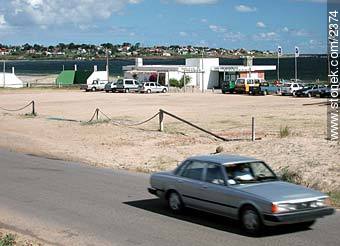 Parador y playa San Francisco. Al fondo Punta Colorada. - Departamento de Maldonado - URUGUAY. Foto No. 2374