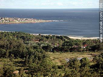 Vista de playa San Francisco y Punta Colorada. - Departamento de Maldonado - URUGUAY. Foto No. 2369