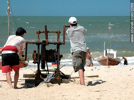 Arrastrando el barco a la arena - Departamento de Rocha - URUGUAY. Foto No. 2269