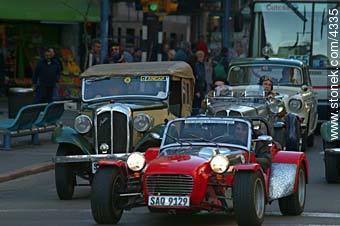 Desfile de autos antiguos por Montevideo - Departamento de Montevideo - URUGUAY. Foto No. 4335