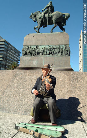 Violinista - Departamento de Montevideo - URUGUAY. Foto No. 4902