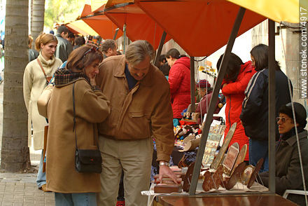 Saturday antiques fair in Sarandi pedestrian street. - Department of Montevideo - URUGUAY. Photo #4917