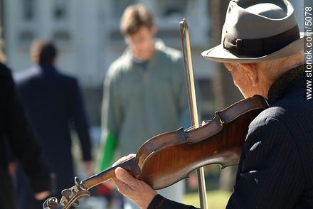 Violinist in Independence Square - Department of Montevideo - URUGUAY. Foto No. 5078