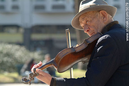 Violinista en Plaza Independencia - Departamento de Montevideo - URUGUAY. Foto No. 5079