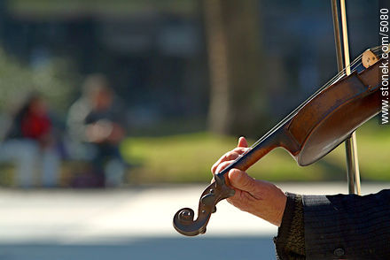 Violinist in Independence Square - Department of Montevideo - URUGUAY. Foto No. 5080