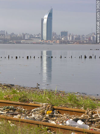 Contradicciones - Departamento de Montevideo - URUGUAY. Foto No. 13629