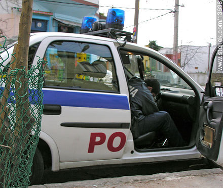 Policía acomodando el termo - Departamento de Montevideo - URUGUAY. Foto No. 13638