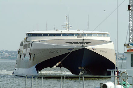 Arribo del avión de Buquebus - Departamento de Montevideo - URUGUAY. Foto No. 13797