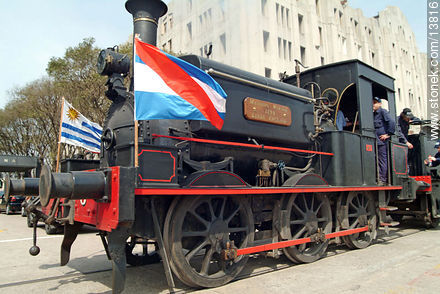 Locomotora en marcha con banderas - Departamento de Montevideo - URUGUAY. Foto No. 13816