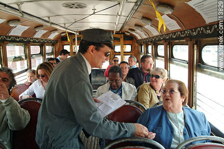 Ómnibus antiguo. Inspector vestido de época solicitando el boleto al pasajero - Departamento de Montevideo - URUGUAY. Foto No. 13829