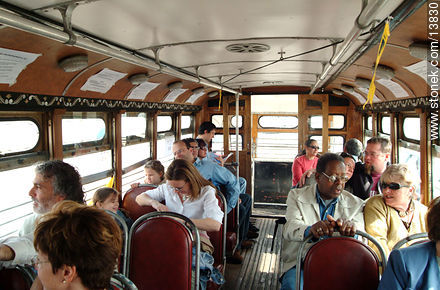 Turistas pasajeros de un ómnibus antiguo - Departamento de Montevideo - URUGUAY. Foto No. 13830