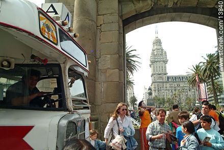 Ómnibus antiguo frente a la puerta de la Ciudadela - Departamento de Montevideo - URUGUAY. Foto No. 13840