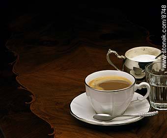 Taza de cafe con leche con azucarero sobre mesa de madera de roble -  - IMÁGENES VARIAS. Foto No. 8748