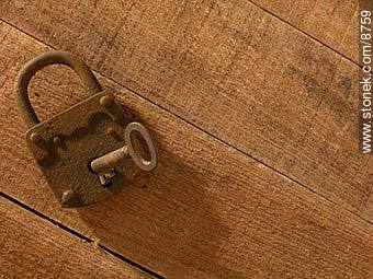 Viejo candado oxidado con llave, sobre una tabla. -  - IMÁGENES VARIAS. Foto No. 8759