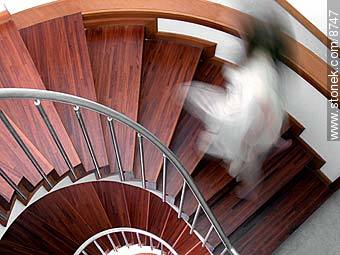 Imagen fantasmal femenina subiendo por una escalera caracol -  - IMÁGENES VARIAS. Foto No. 8747