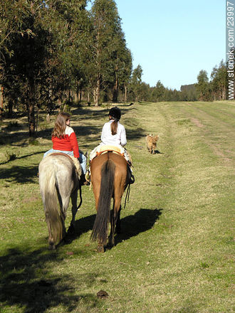 Cabalgata en el campo - Departamento de Florida - URUGUAY. Foto No. 23997