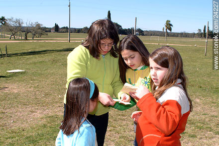 Niños jugando - Departamento de Florida - URUGUAY. Foto No. 24227